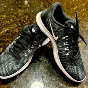 NIKE NWOB BLACK AND WHITE LADIES SHOE SIZE 7.5